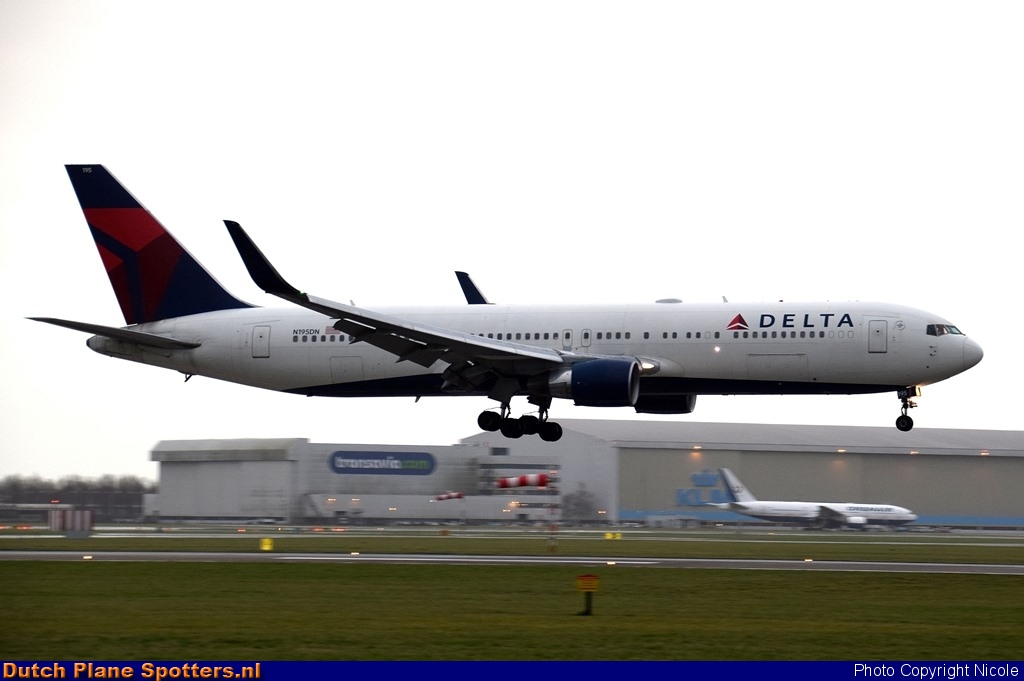 N195DN Boeing 767-300 Delta Airlines by Nicole
