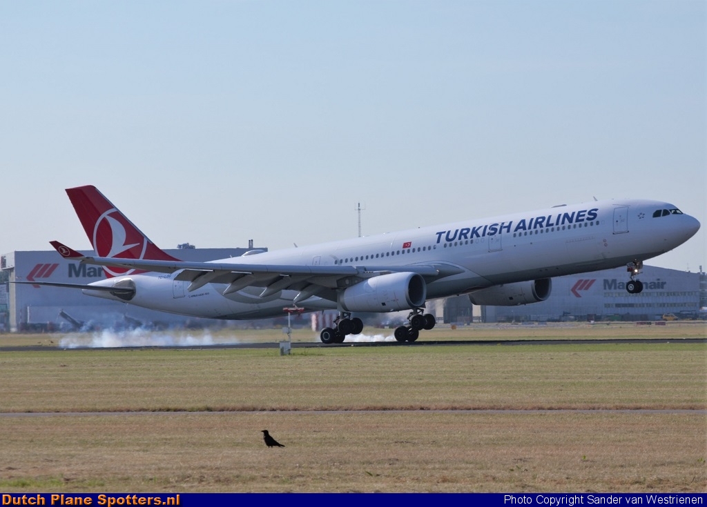 TC-LOG Airbus A330-300 Turkish Airlines by Sander van Westrienen