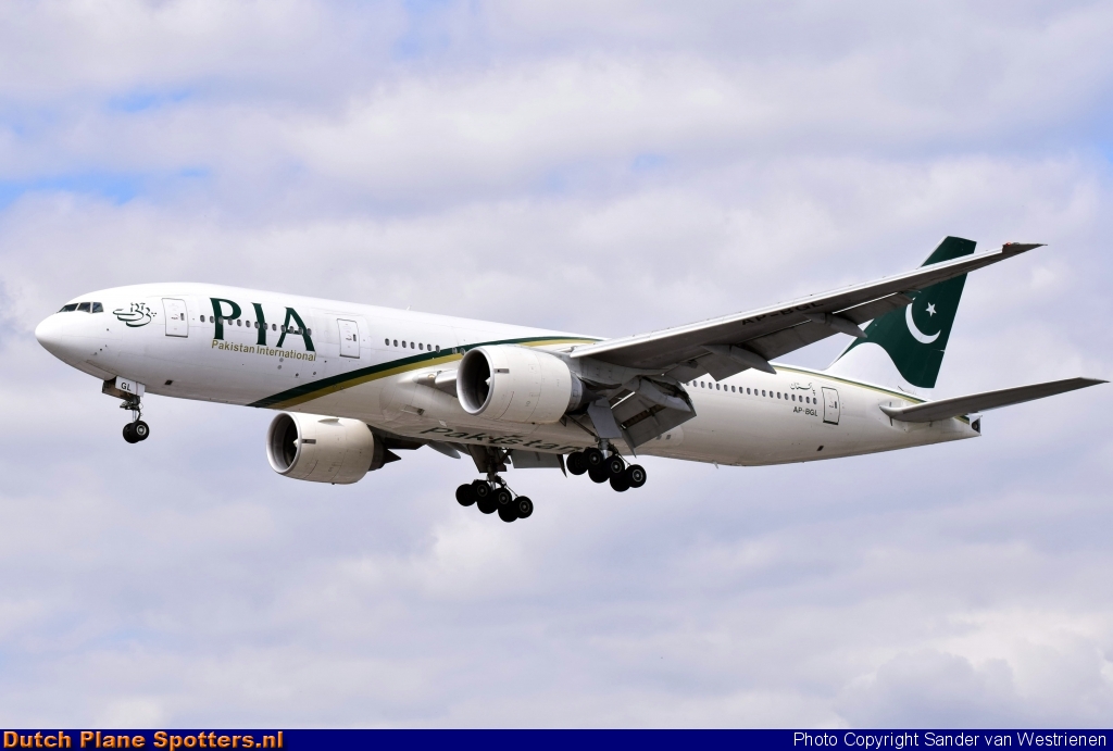 AP-BGL Boeing 777-200 PIA Pakistan International Airlines by Sander van Westrienen