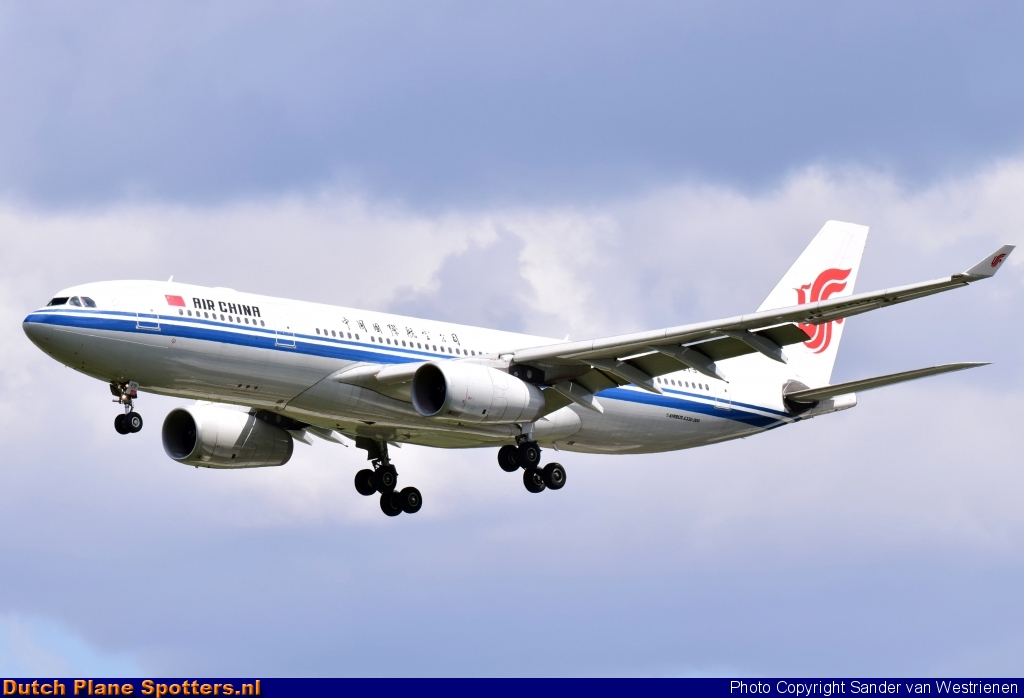 B-6079 Airbus A330-200 Air China by Sander van Westrienen