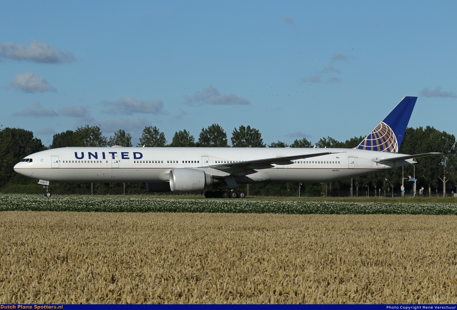 N2135U Boeing 777-300 United Airlines by René Verschuur