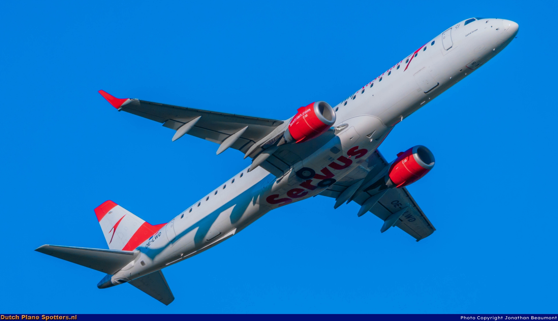 OE-LWD Embraer 195 Austrian Airlines by Jonathan Beaumont