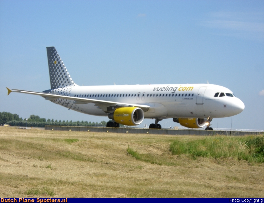 EC-KFI Airbus A320 Vueling.com by g
