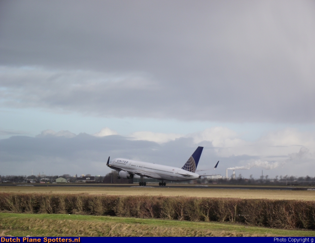 N13113 Boeing 757-200 United Airlines by g