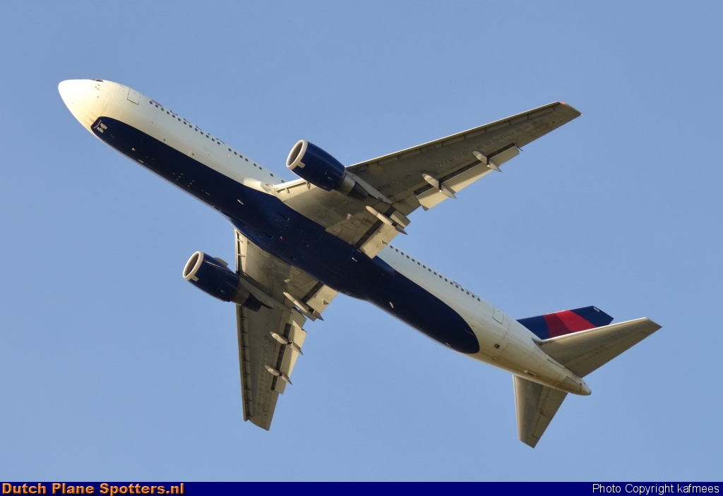 N16065 Boeing 767-300 Delta Airlines by Peter Veerman