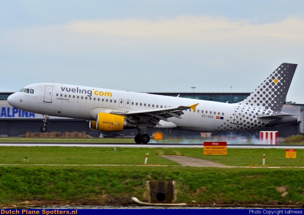 EC-KDX Airbus A320 Vueling.com by Peter Veerman