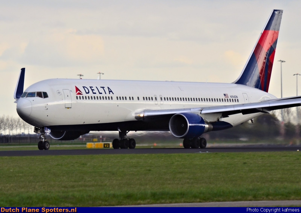 N194DN Boeing 767-300 Delta Airlines by Peter Veerman