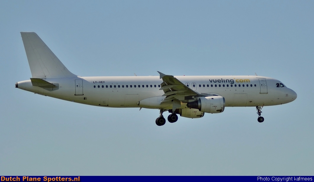 LY-VEY Airbus A320 Vueling.com by Peter Veerman