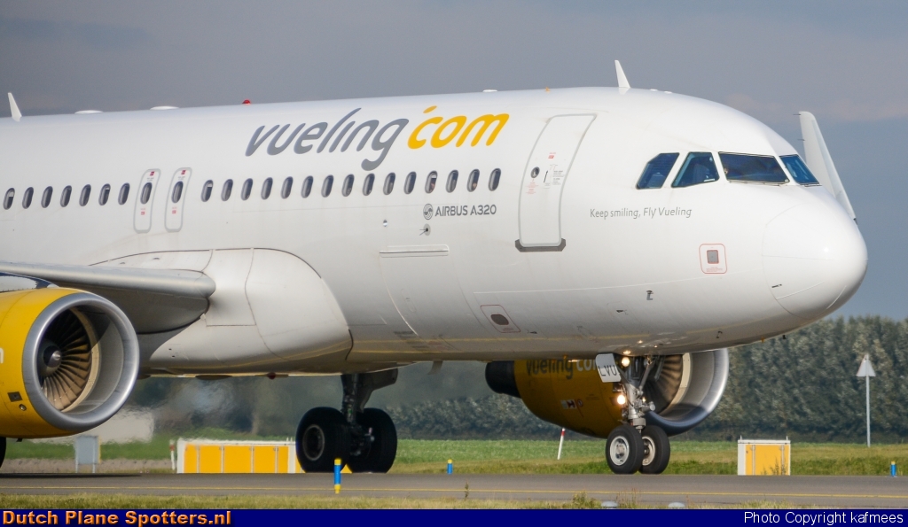 EC-LVU Airbus A320 Vueling.com by Peter Veerman