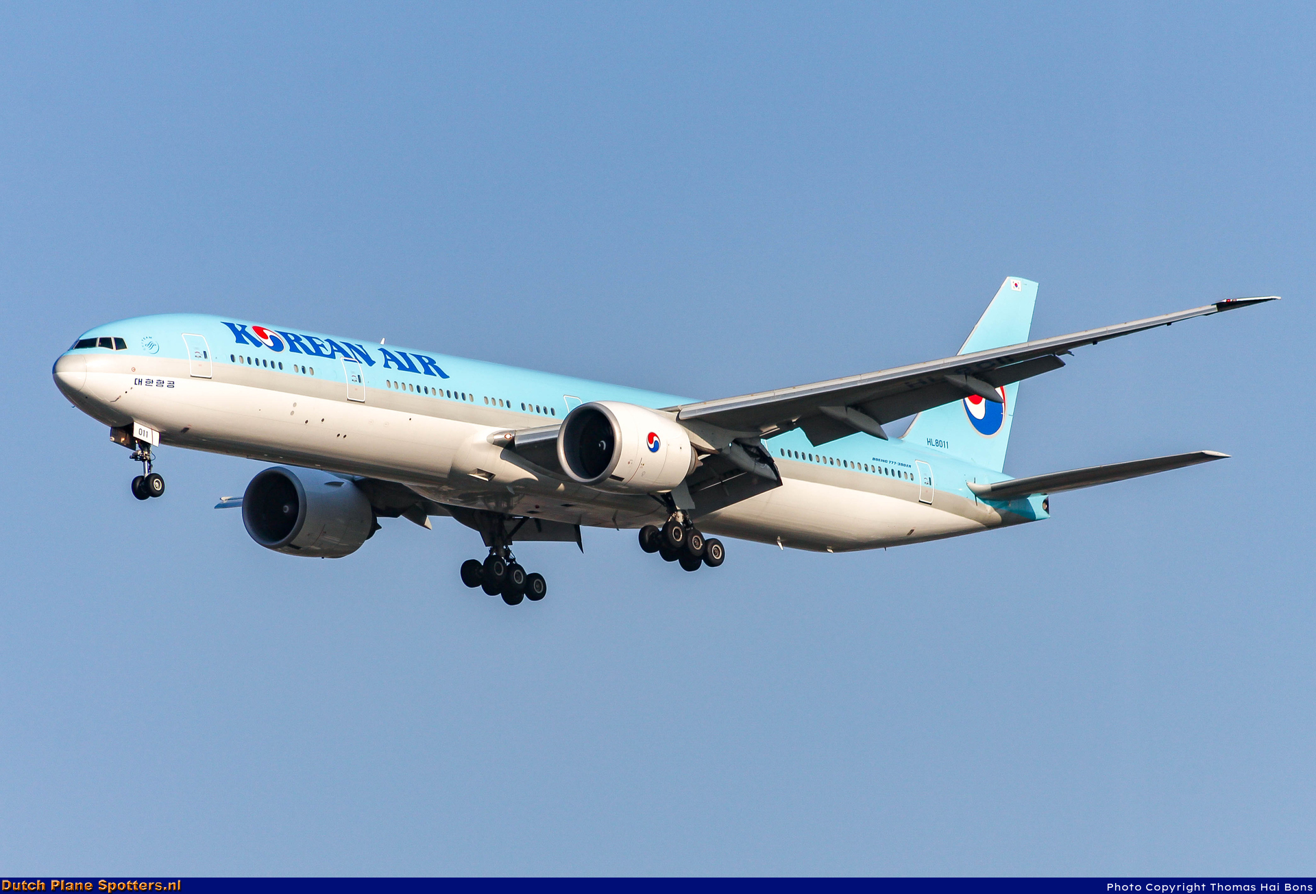 HL8011 Boeing 777-300 Korean Air by Thomas Hai Bons