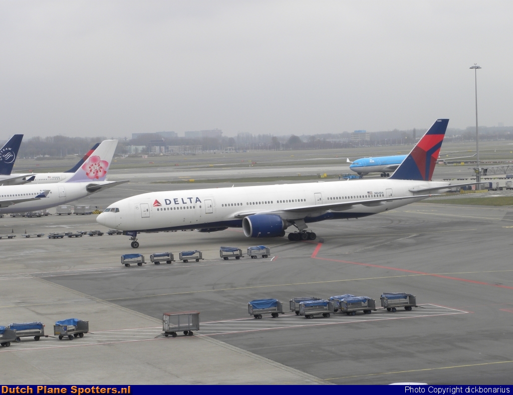 N864DA Boeing 777-200 Delta Airlines by dickbonarius