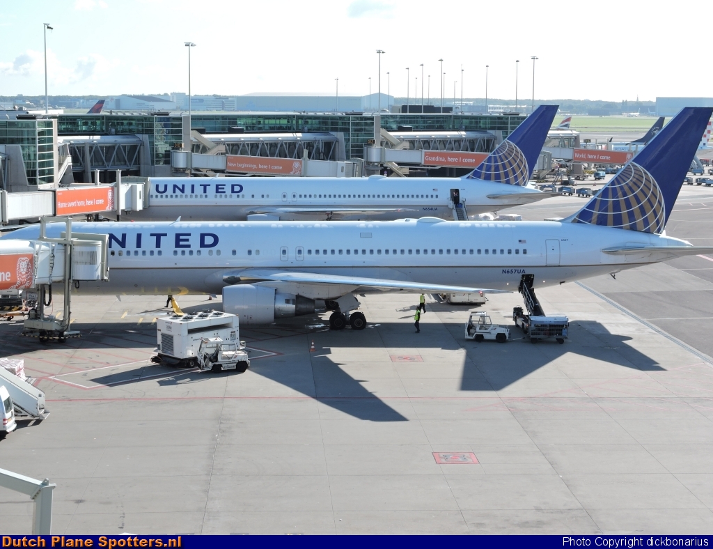 N657UA Boeing 767-300 United Airlines by dickbonarius
