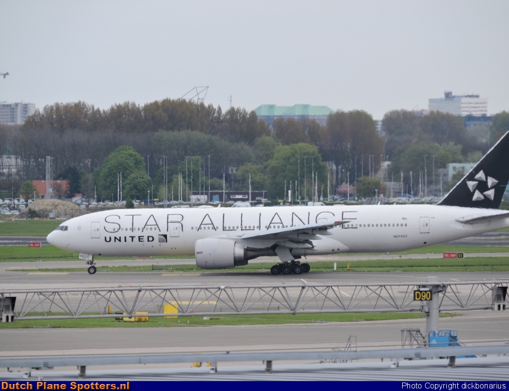 N77022 Boeing 777-200 United Airlines by dickbonarius