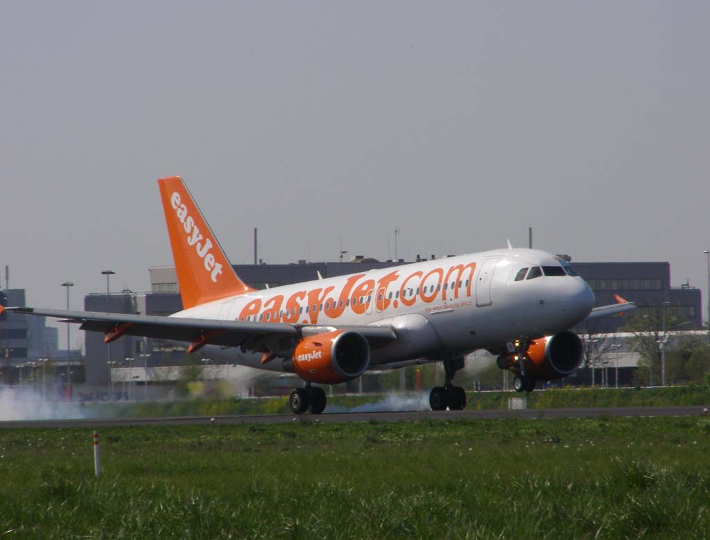 G-EZIL Airbus A319 easyJet by Captainofthesky