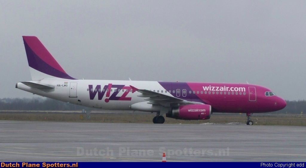 HA-LWG Airbus A320 Wizz Air by edd
