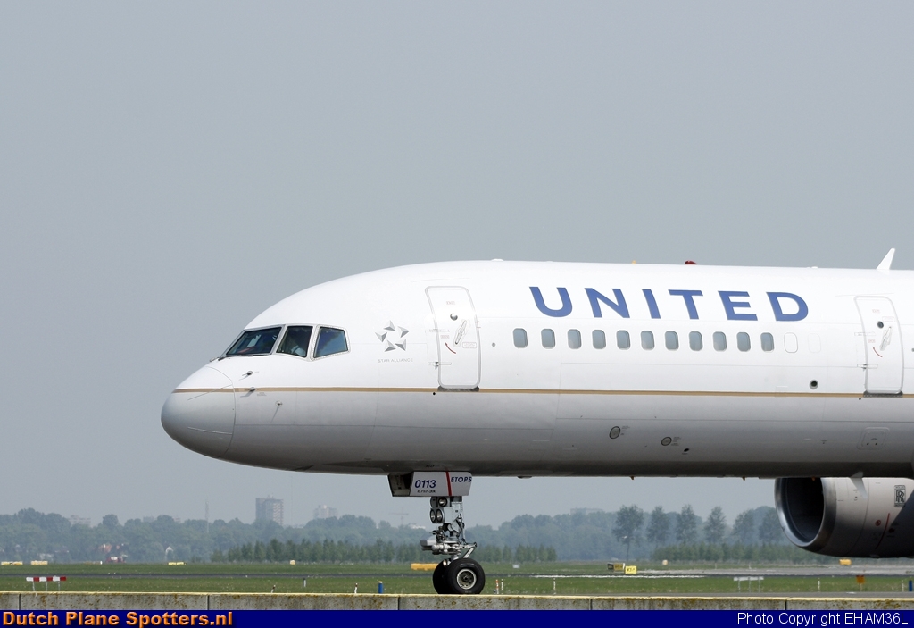 N13113 Boeing 757-200 United Airlines by EHAM36L