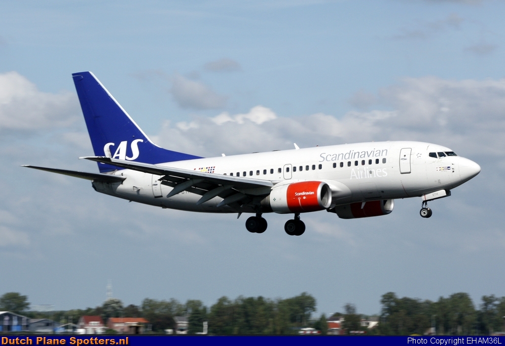 SE-DTH Boeing 737-600 SAS Scandinavian Airlines by EHAM36L