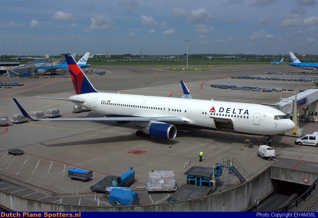 N1605 Boeing 767-300 Delta Airlines by EHAM36L