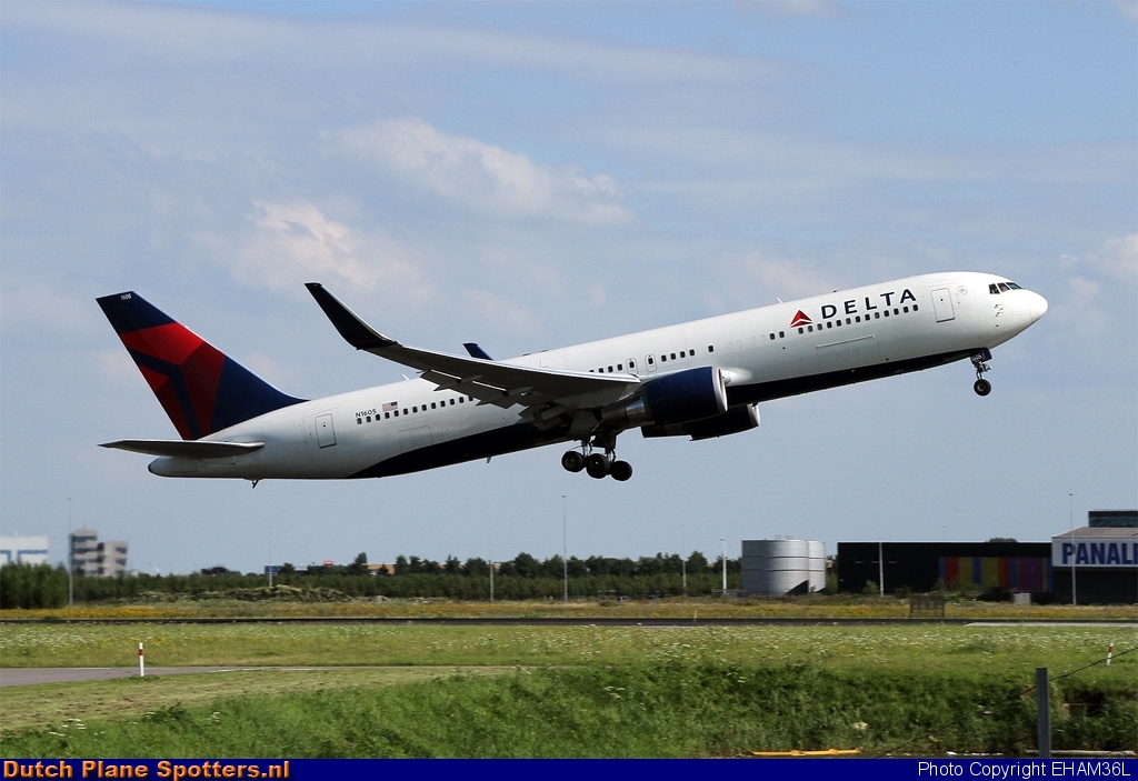N1605 Boeing 767-300 Delta Airlines by EHAM36L