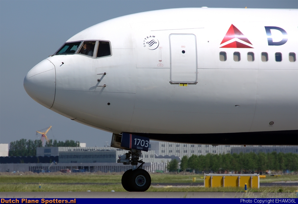 N173DZ Boeing 767-300 Delta Airlines by EHAM36L