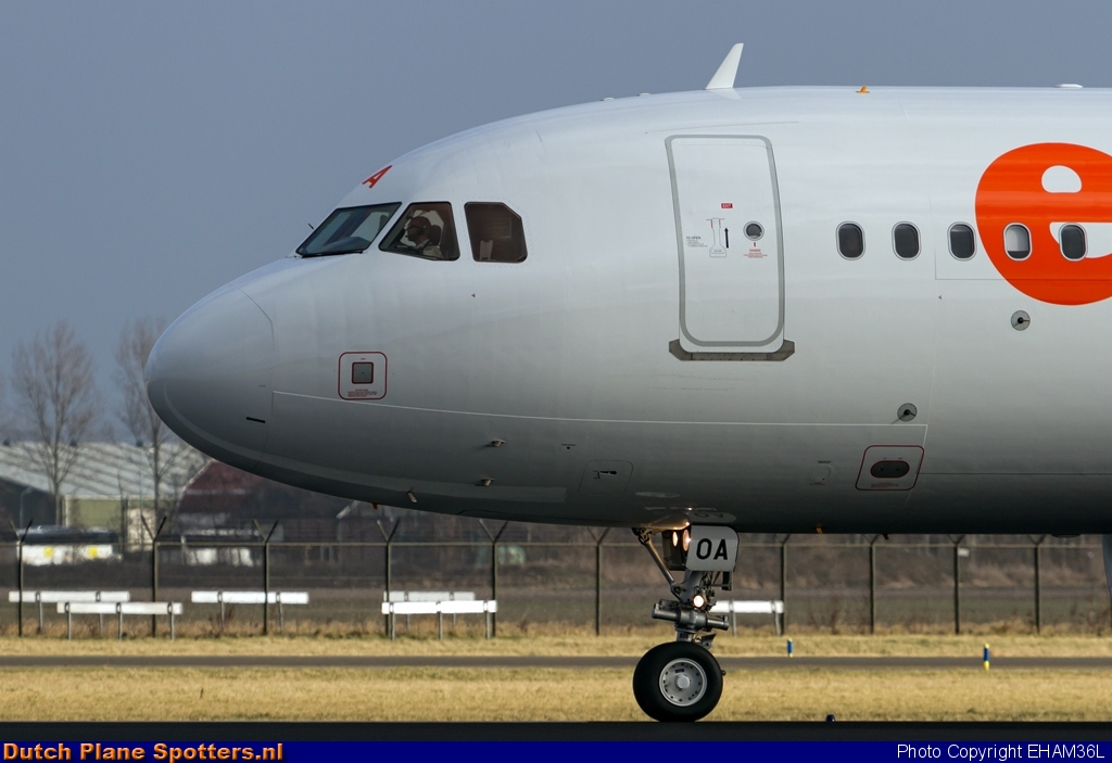 G-EZOA Airbus A320 easyJet by EHAM36L