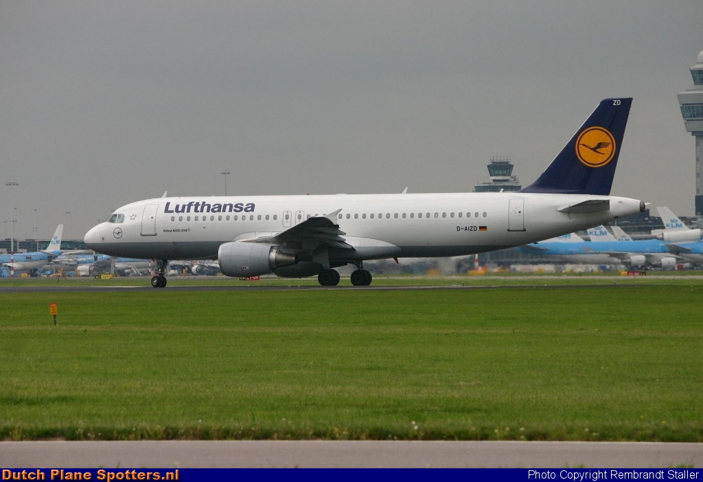 D-AIZD Airbus A320 Lufthansa by Rembrandt Staller