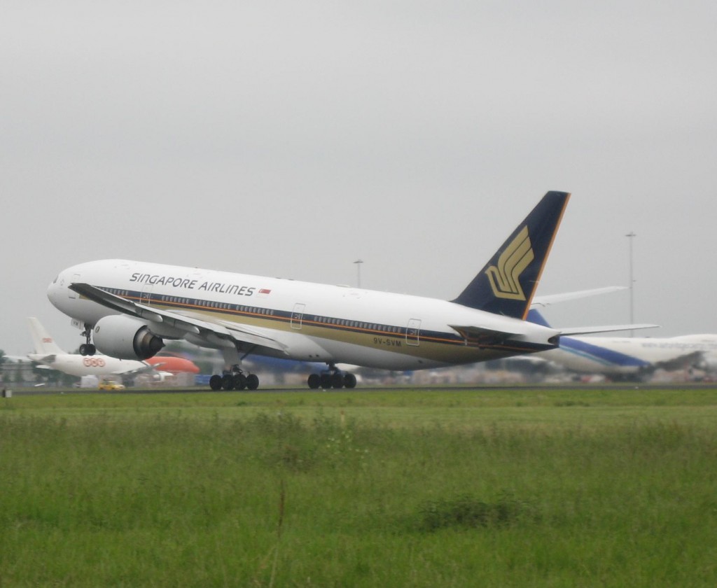 9V-SVM Boeing 777-200 Singapore Airlines by Jeroen