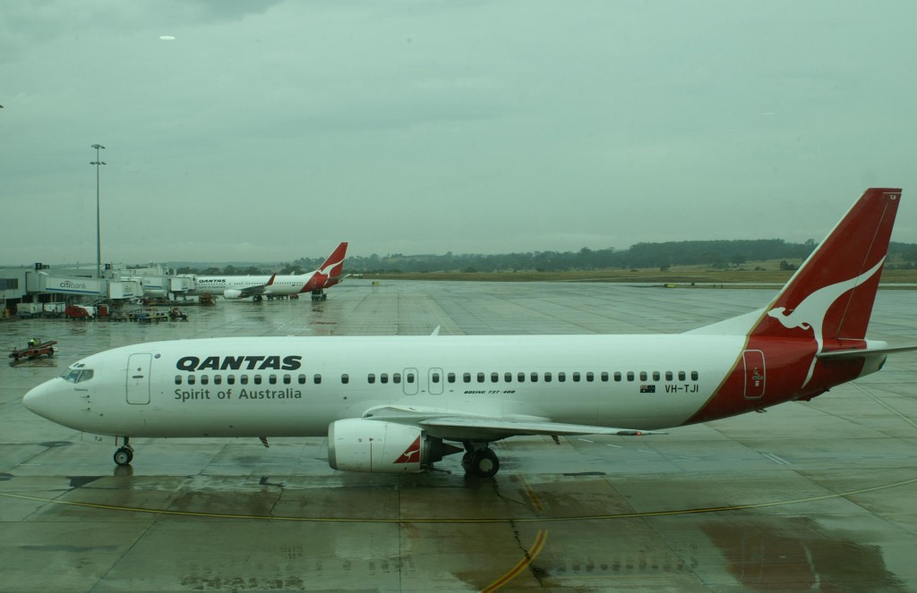 VH-TJI Boeing 737-400 Qantas by Jeroen