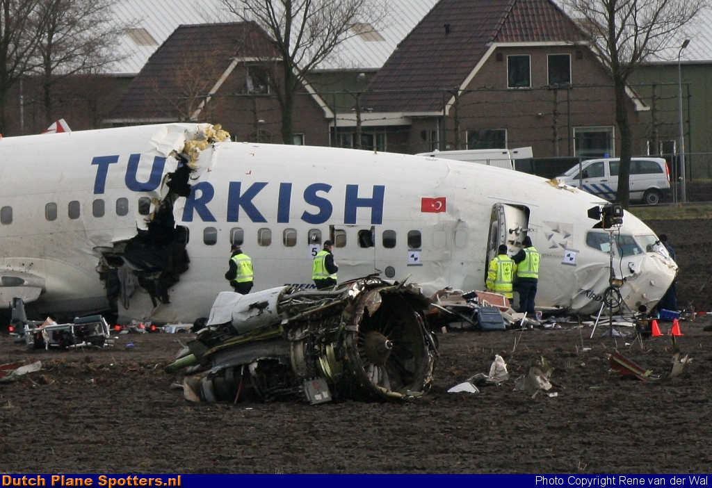 TC-JGE Boeing 737-800 Turkish Airlines by Rene van der Wal