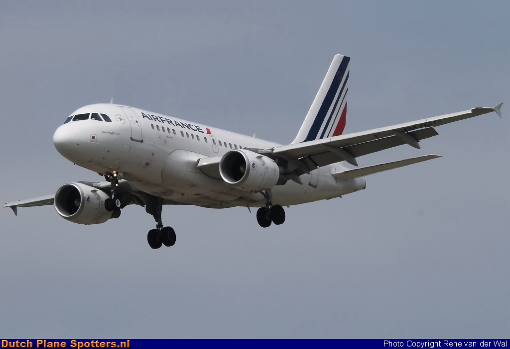 F-GUGG Airbus A318 Air France by Rene van der Wal