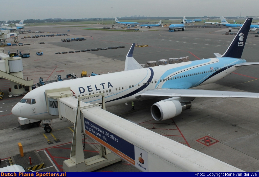 N171DZ Boeing 767-300 Delta Airlines by Rene van der Wal
