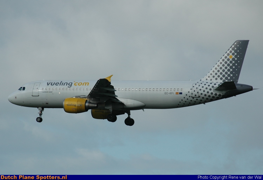 EC-KFI Airbus A320 Vueling.com by Rene van der Wal