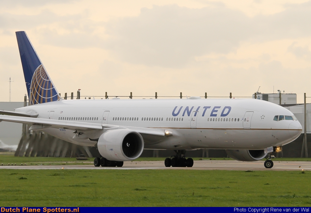 N78005 Boeing 777-200 United Airlines by Rene van der Wal