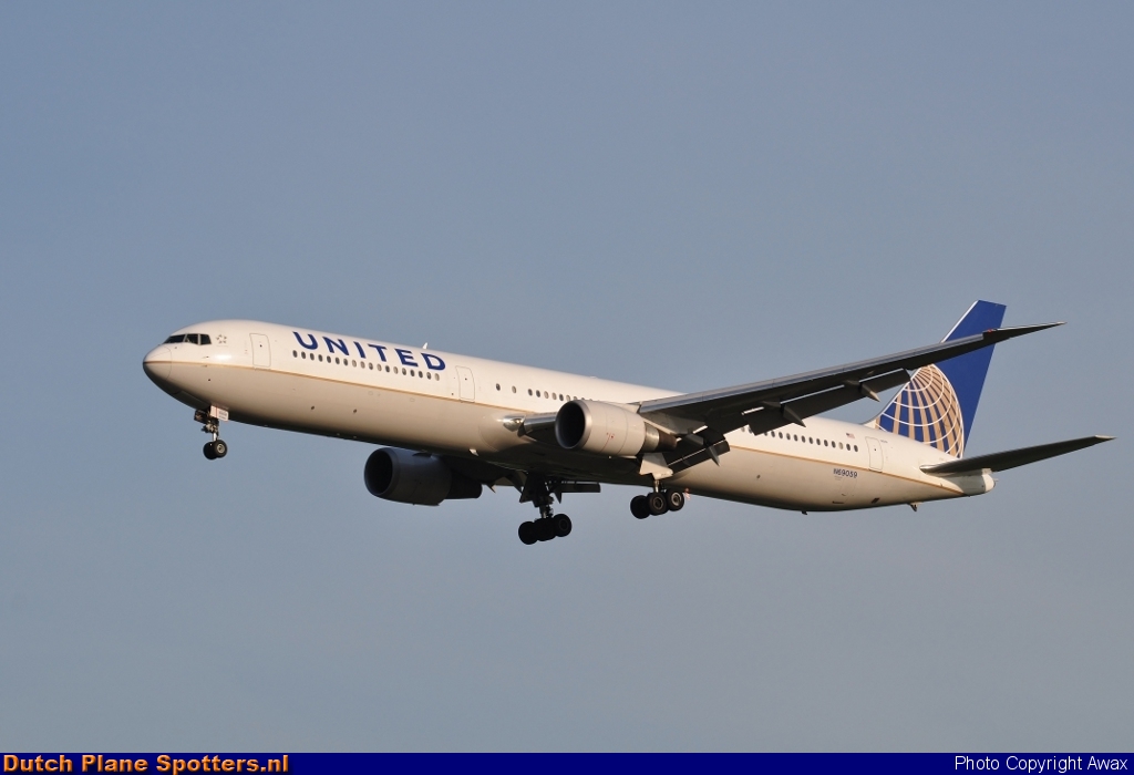 N69059 Boeing 767-400 United Airlines by Awax