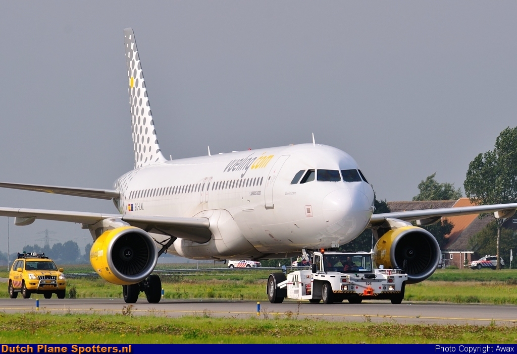EC-LML Airbus A320 Vueling.com by Awax