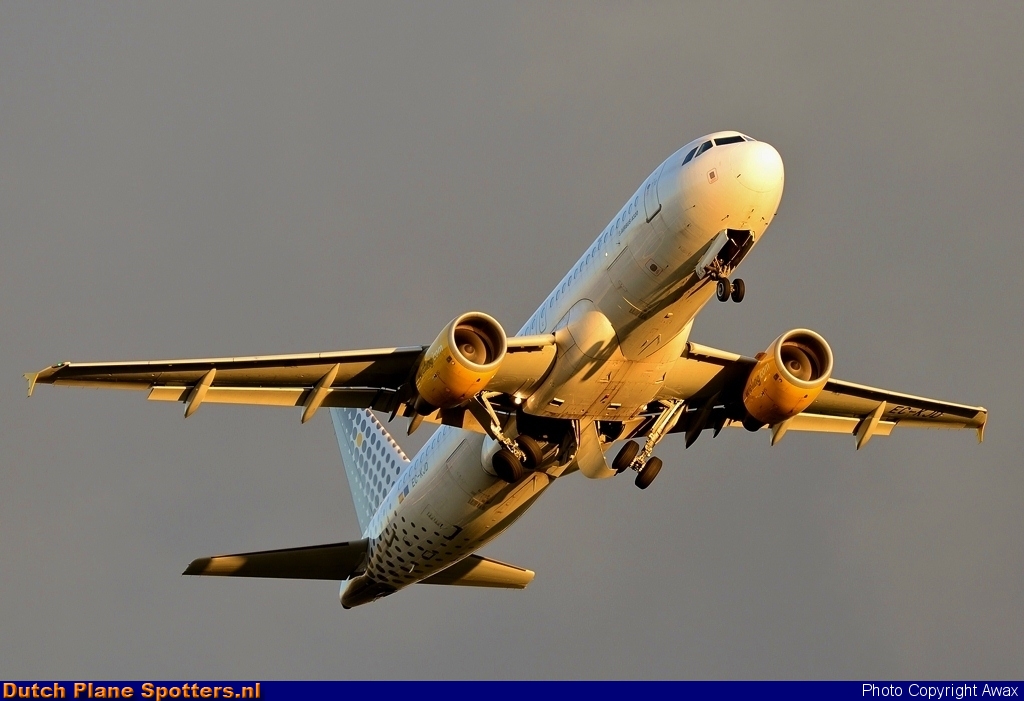 EC-KJD Airbus A320 Vueling.com by Awax