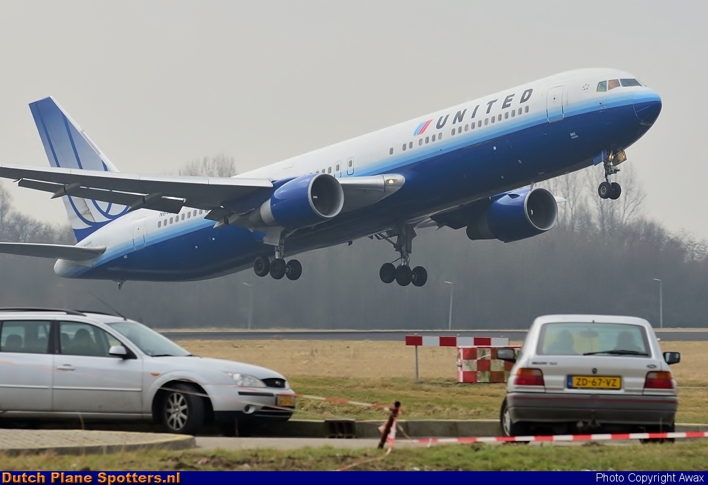 N642UA Boeing 767-300 United Airlines by Awax