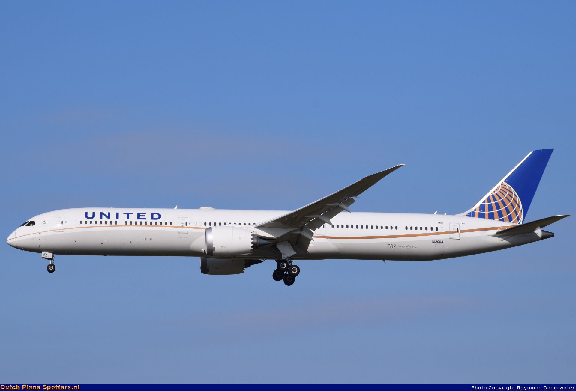 N12004 Boeing 787-10 Dreamliner United Airlines by Raymond Onderwater