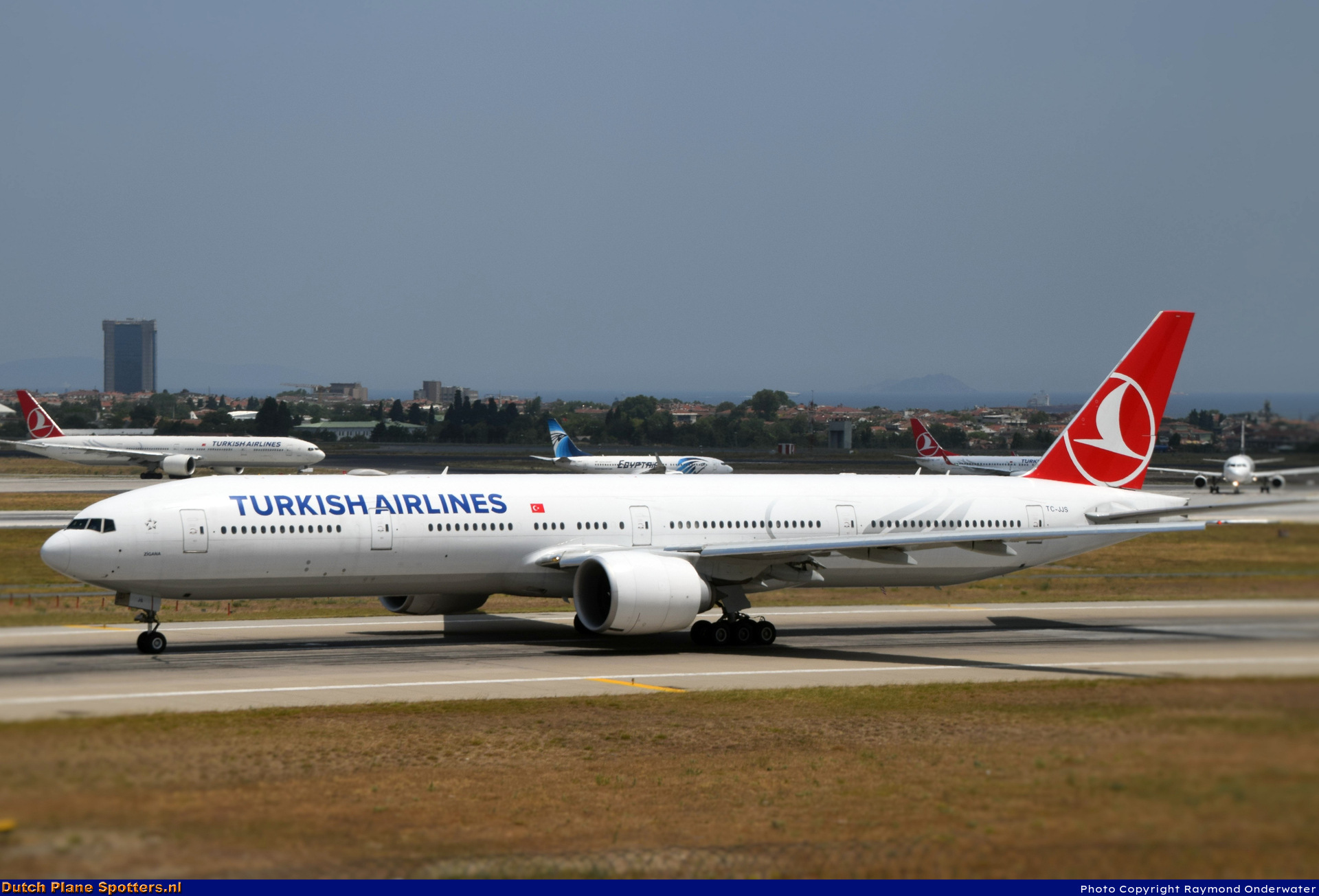 TC-JJS Boeing 777-300 Turkish Airlines by Raymond Onderwater