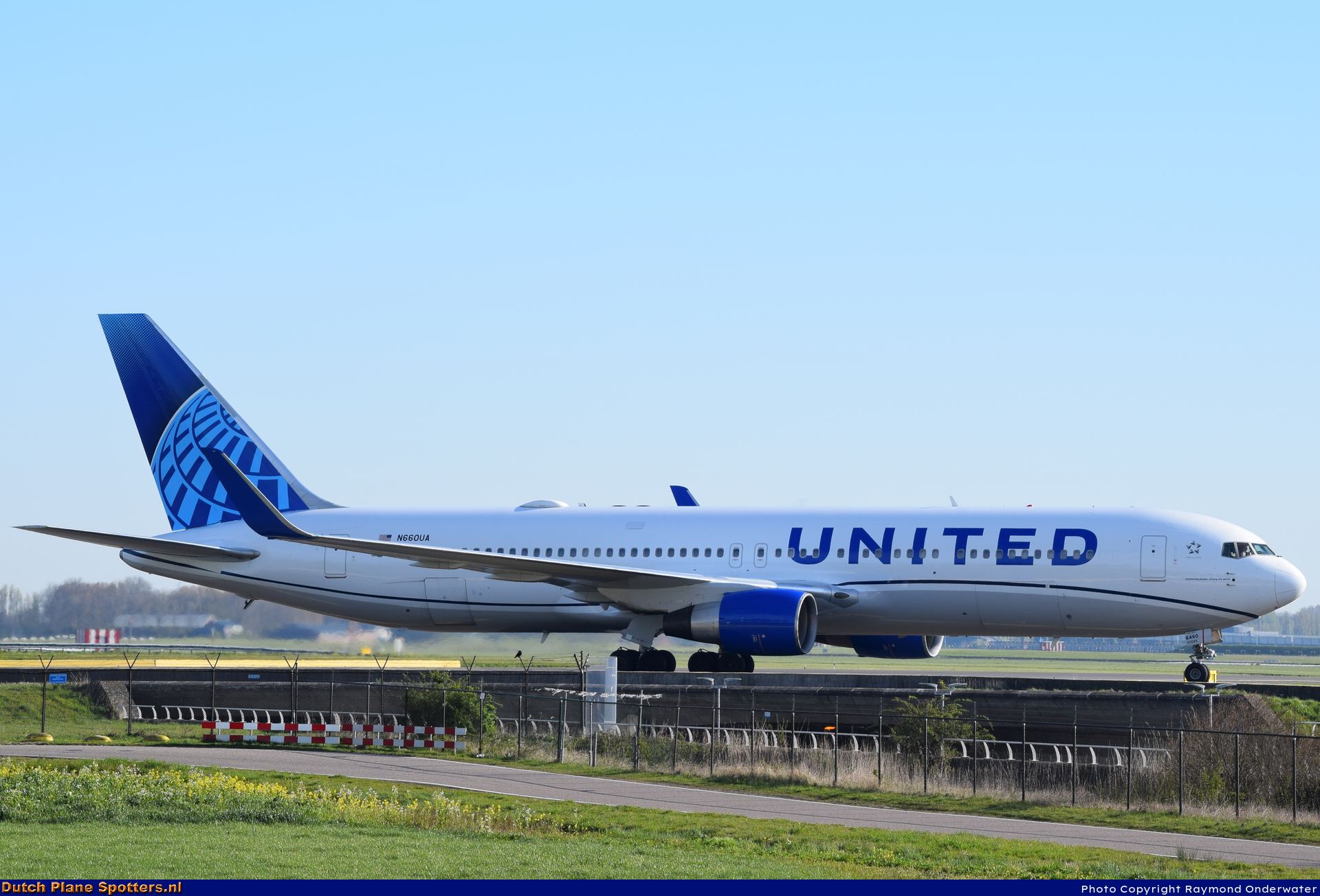 N660UA Boeing 767-300 United Airlines by Raymond Onderwater
