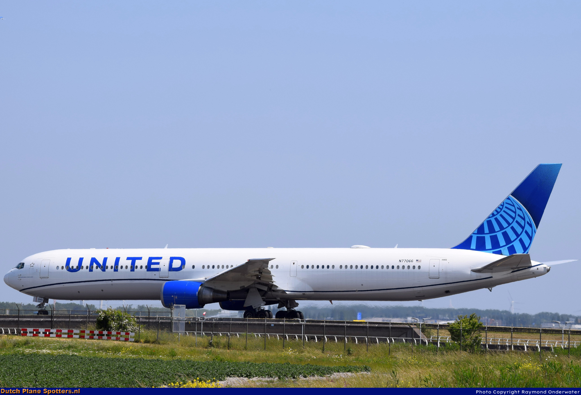 N77066 Boeing 767-400 United Airlines by Raymond Onderwater
