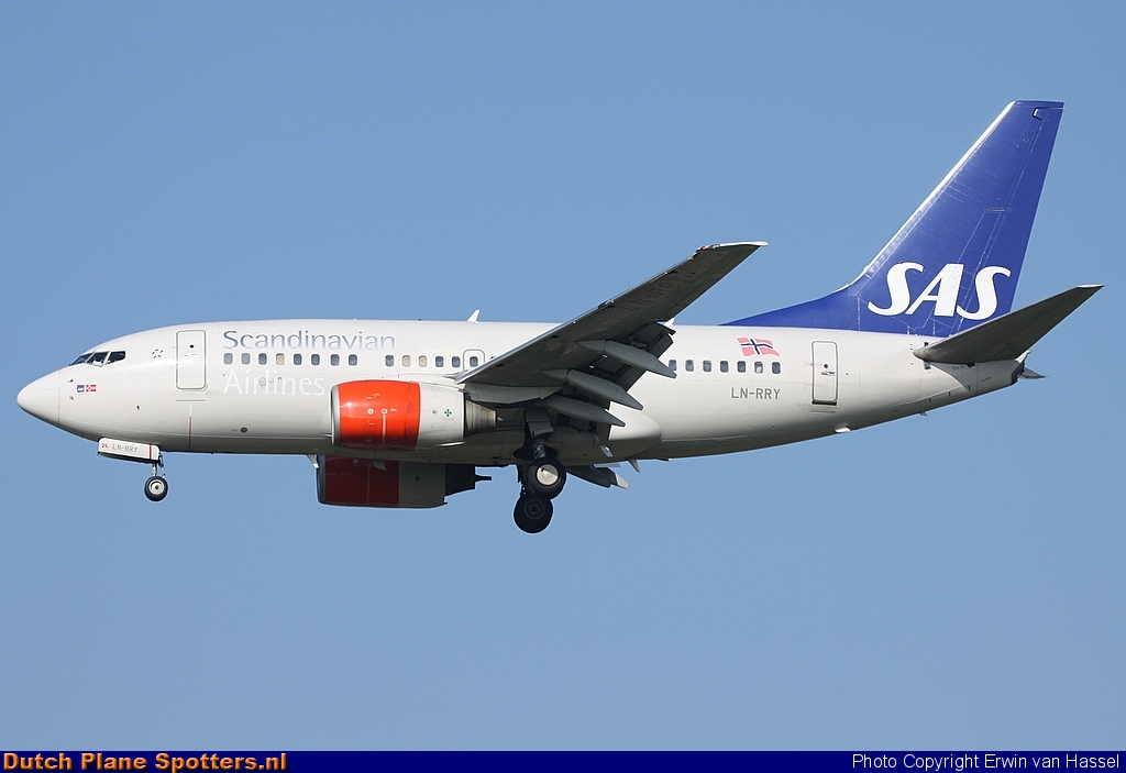 LN-RRY Boeing 737-600 SAS Norge by Erwin van Hassel