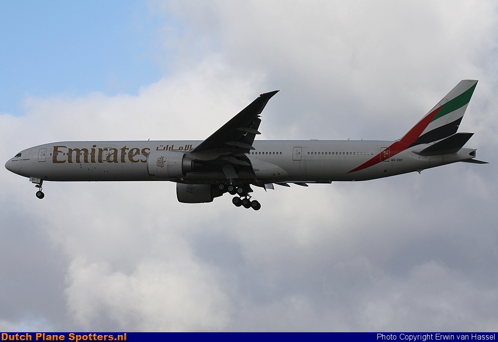 A6-EBY Boeing 777-300 Emirates by Erwin van Hassel