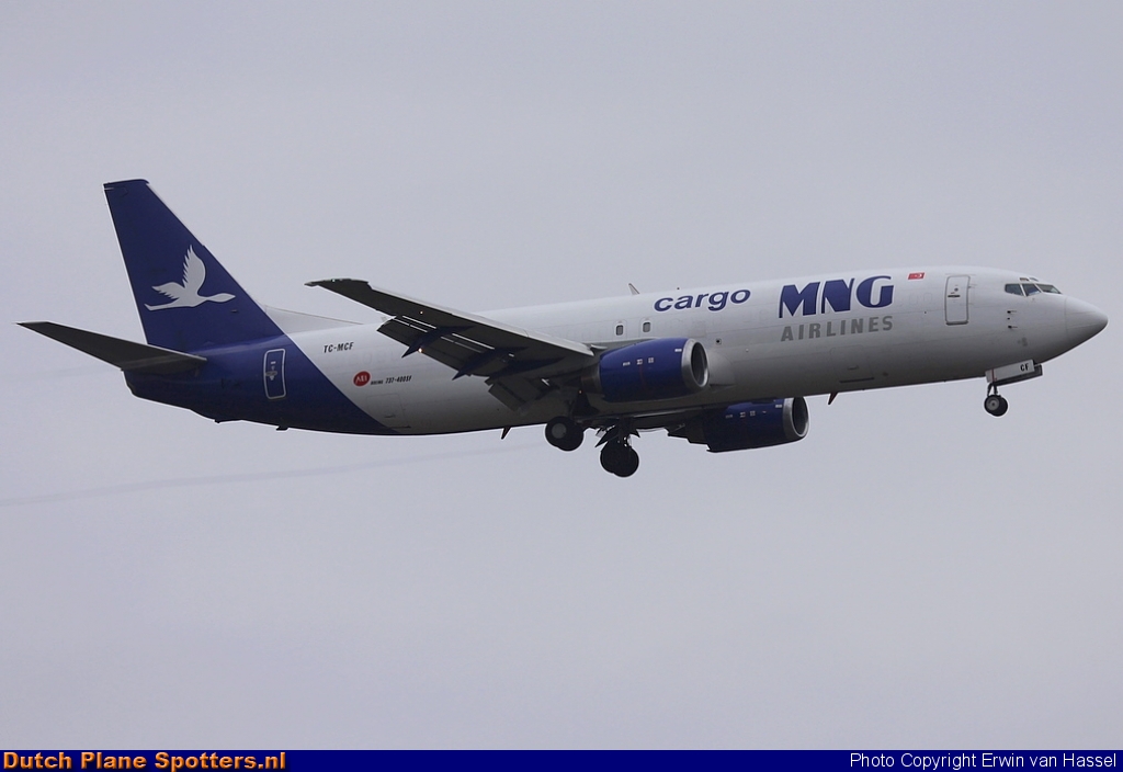 TC-MCF Boeing 737-400 MNG Airlines by Erwin van Hassel
