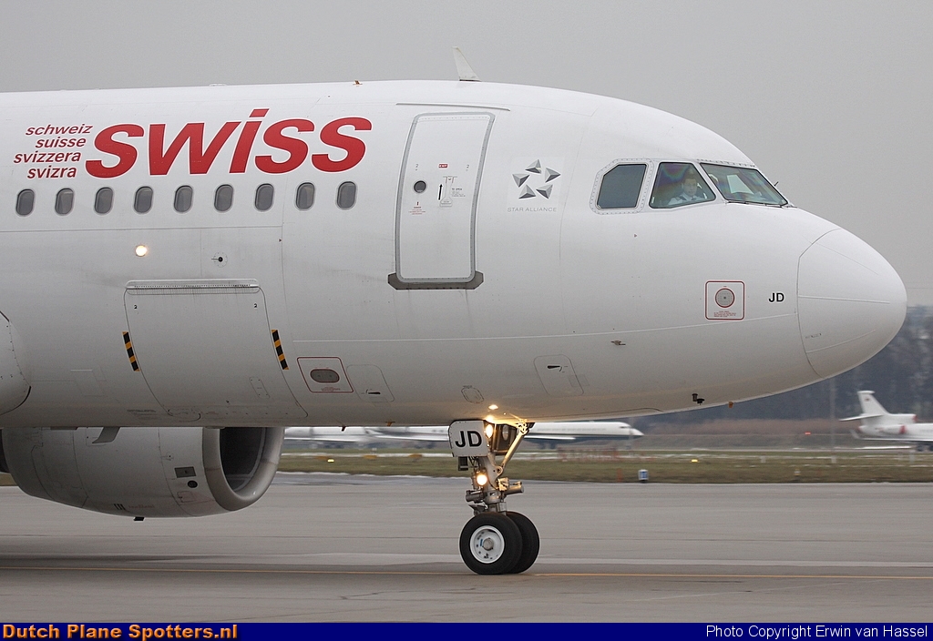 HB-IJD Airbus A320 Swiss International Air Lines by Erwin van Hassel