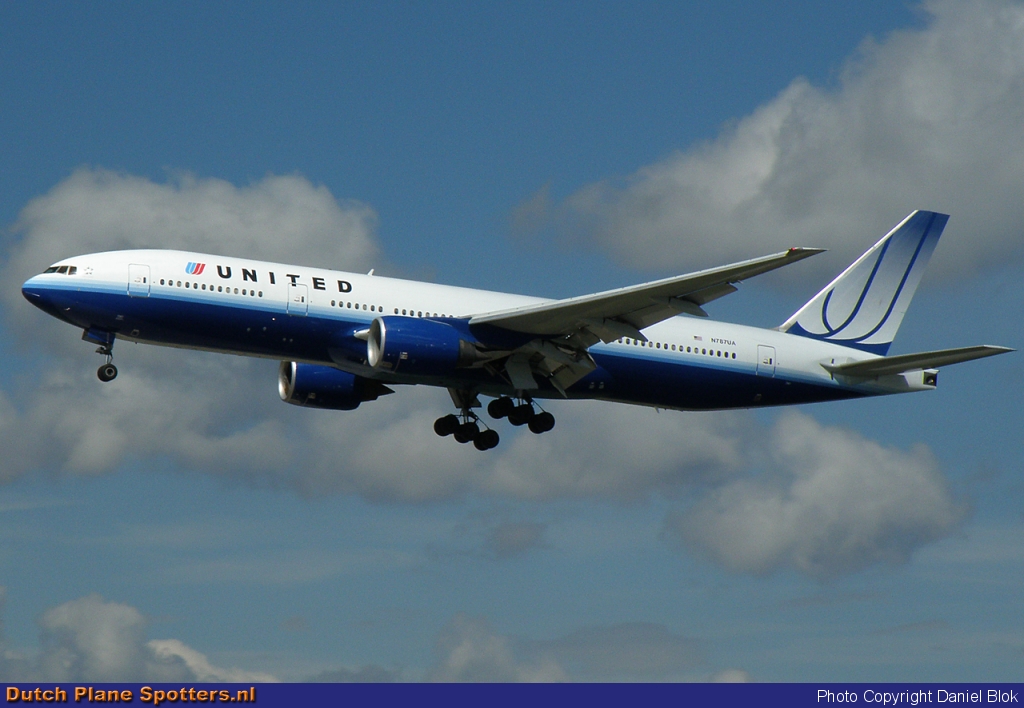 N787UA Boeing 777-200 United Airlines by Daniel Blok