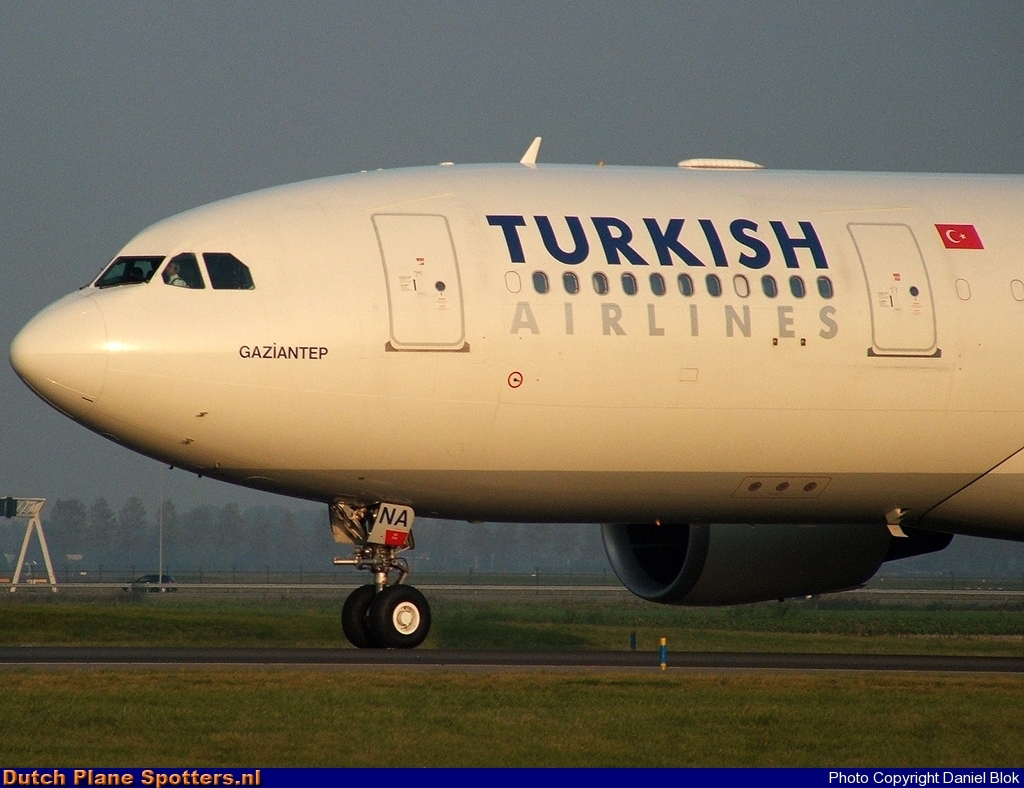 TC-JNA Airbus A330-200 Turkish Airlines by Daniel Blok