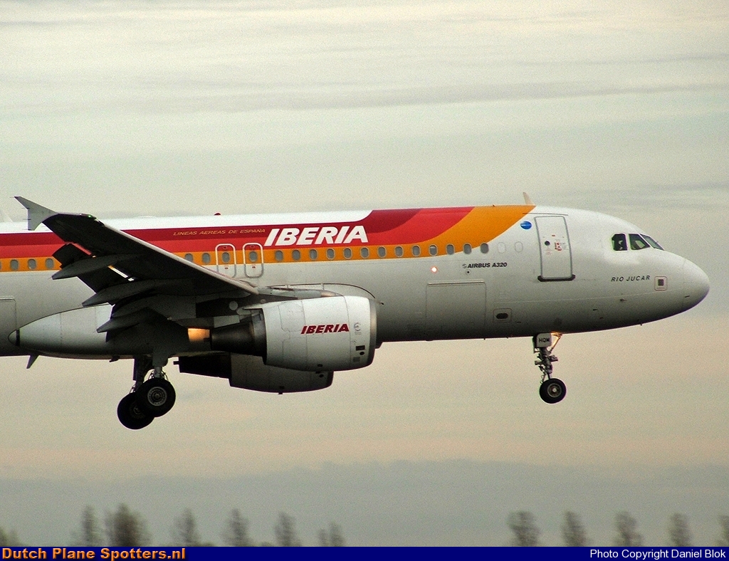 EC-HQM Airbus A320 Iberia by Daniel Blok