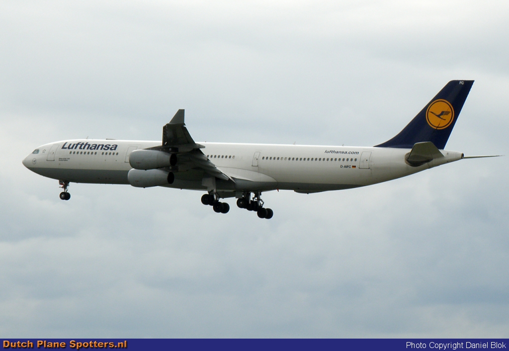 D-AIFC Airbus A340-300 Lufthansa by Daniel Blok