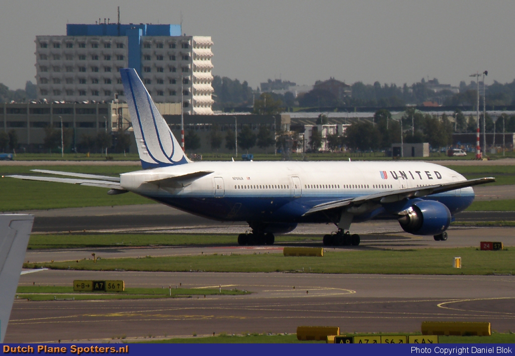 N769UA Boeing 777-200 United Airlines by Daniel Blok